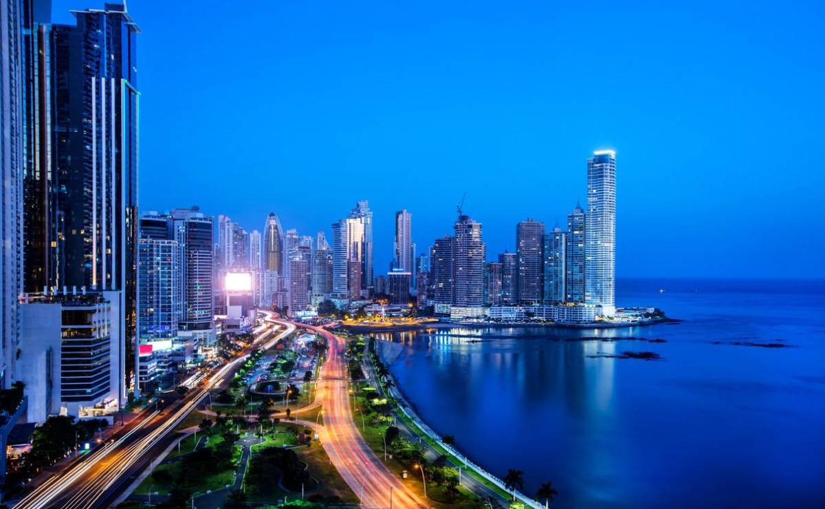 <i>Panamá mantiene una trayectoria favorable gracias al dinamismo de sectores estratégicos como la logística, el comercio, el turismo y la construcción, que continúan liderando la expansión económica incluso en un entorno de elevada incertidumbre. Foto de iStock</i>