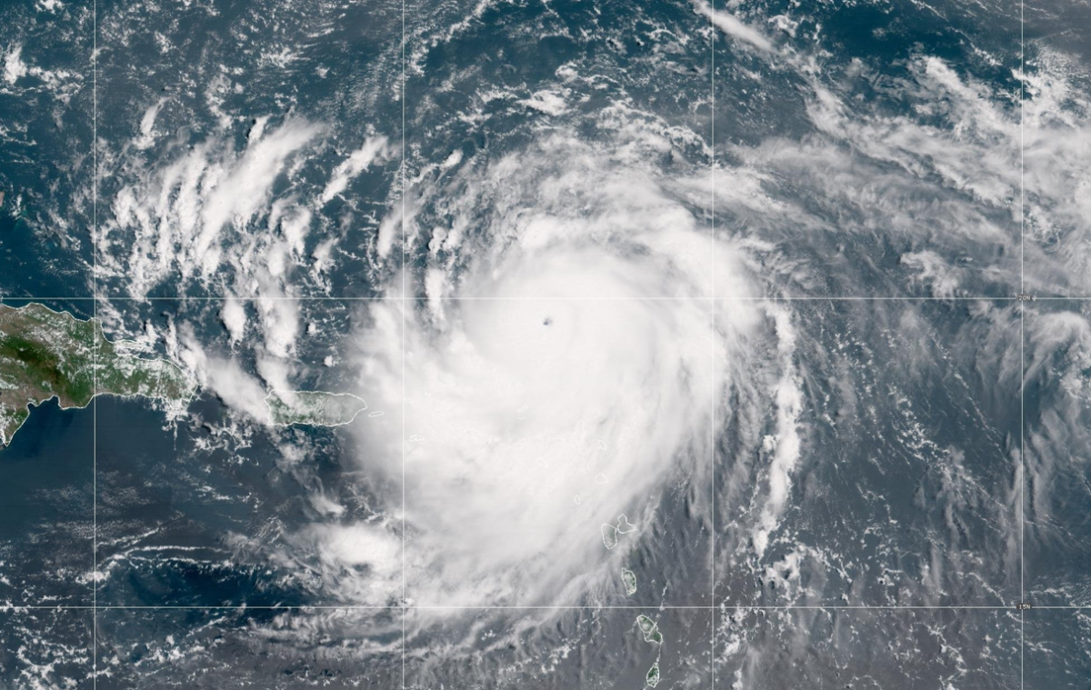 El huracán Erin se debilita, pero amenaza la costa este de EEUU y Canadá