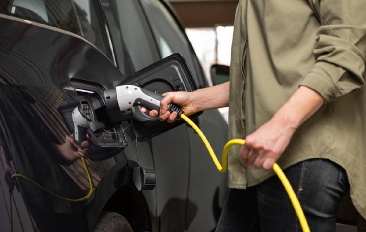 Expertos: Caída de los precios de los vehículos eléctricos podría obstaculizar su adopción