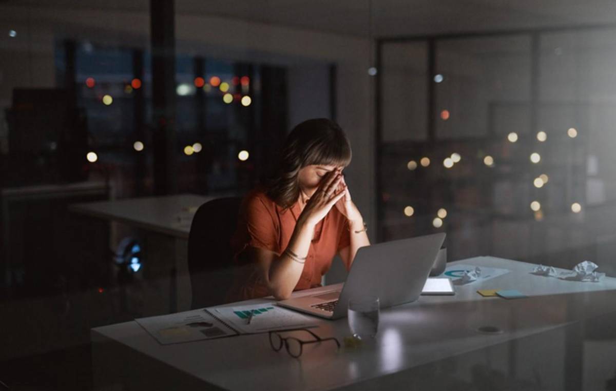 Estudio: Estrés y largas jornadas afectan cada vez más la salud mental de las mujeres