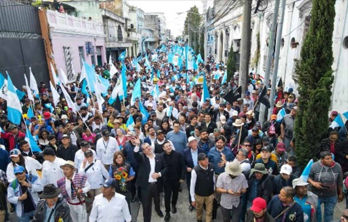 Presidente electo Arévalo encabeza marcha contra la corrupción en Guatemala