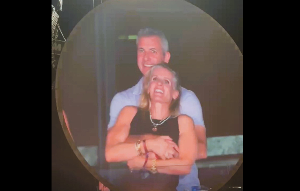 Compañía abre investigación a su CEO sorprendido por la kiss-cam en concierto de Coldplay