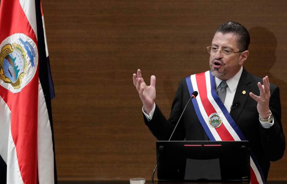Aumentan los comentarios negativos sobre el presidente de Costa Rica