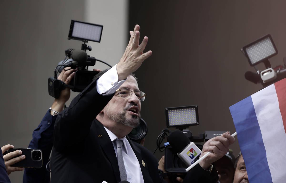 Costa Rica: presidente Chaves aboga por un cambio de sistema y congreso alerta sobre 'ruta al populismo autoritario'