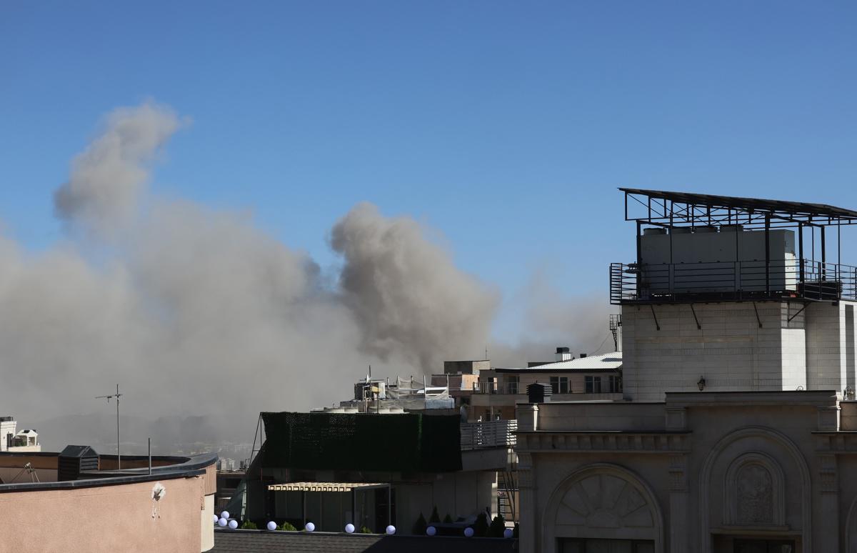 Israel bombardea varios puntos de Teherán, entre ellos un edificio de la Media Luna Roja