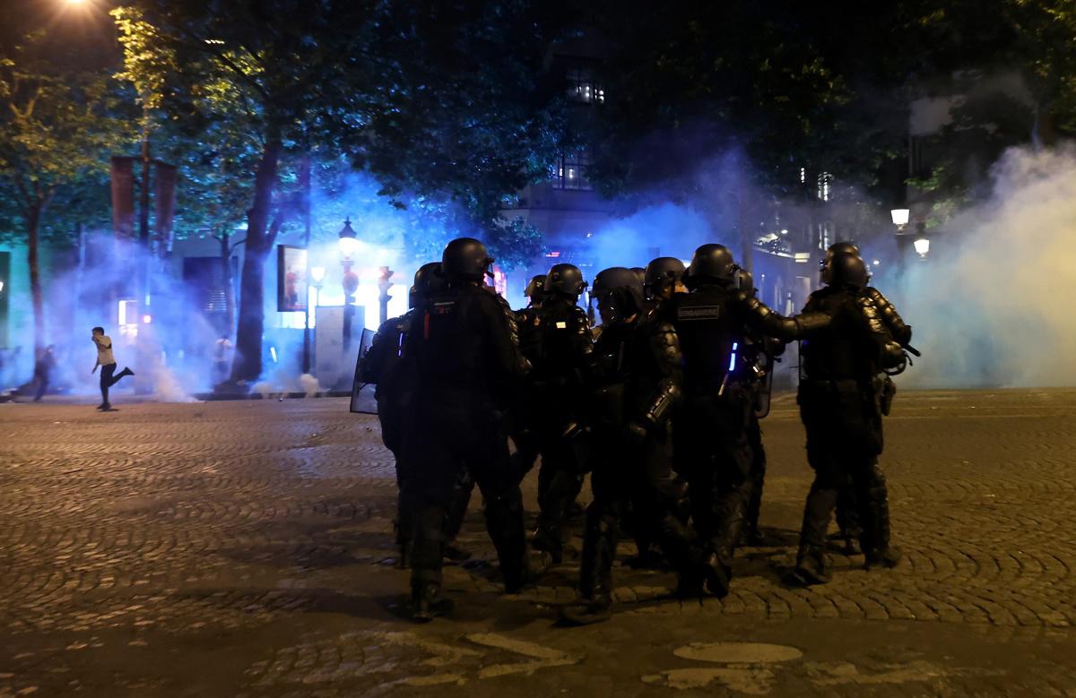 París se convirtió en una gran fiesta manchada por disturbios con casi 300 detenidos