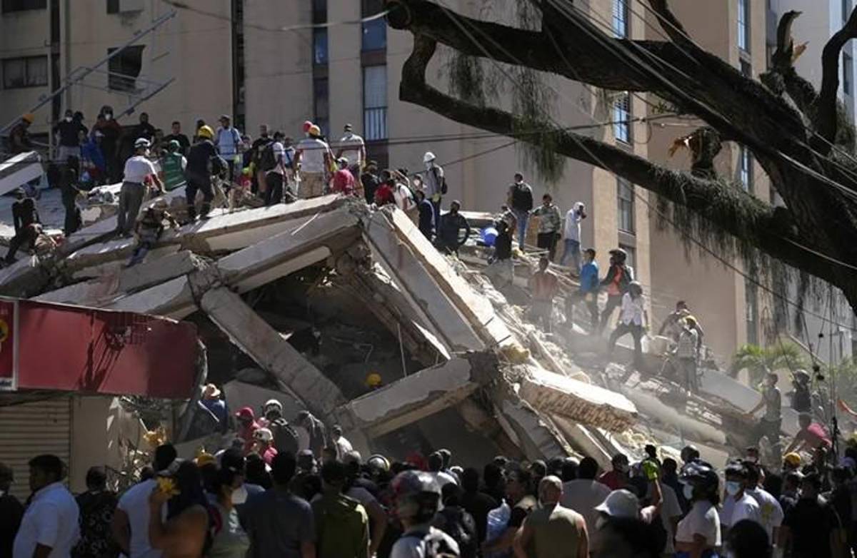 <i>Fotografía de personas trabajando en labores de rescate en una edificación colapsada por el terremoto de magnitud 7,4 este lunes, en Cali (Colombia). EFE/ Ernesto Guzmán Jr</i>