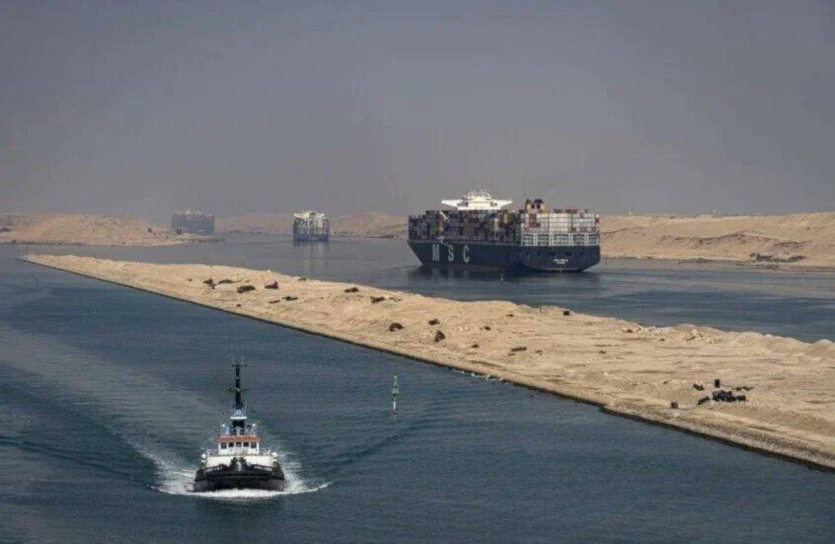 Canal de Suez perdió el 62 % de sus ingresos en los últimos dos años