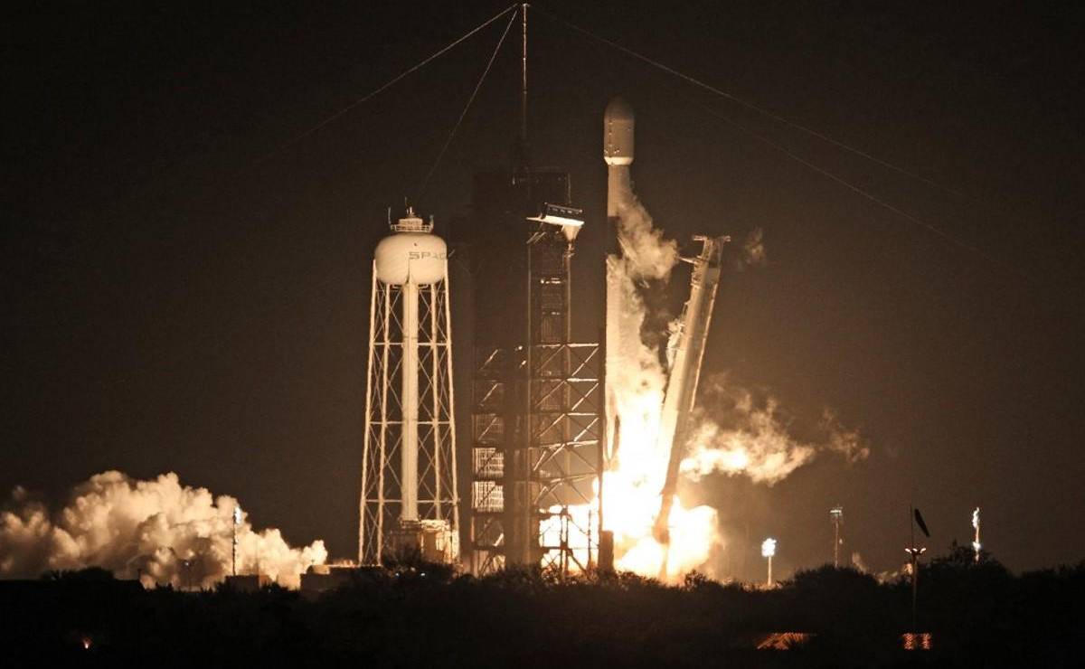 <i>Un cohete SpaceX Falcon 9 despega de la plataforma de lanzamiento LC-39A en el Centro Espacial Kennedy con la misión de aterrizaje lunar Nova-C de Intuitive Machines, en Cabo Cañaveral, Florida, el 15 de febrero de 2024. FOTO GREGG NEWTON / AFP</i>