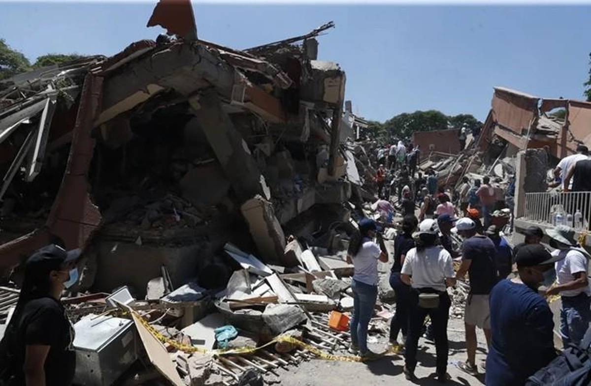 <i>Personas observan los escombros de edificaciones colapsadas por el terremoto de magnitud 7,4 que sacudió esta mañana el país, este lunes en Cali (Colombia). EFE/ Ernesto Guzmán Jr</i>