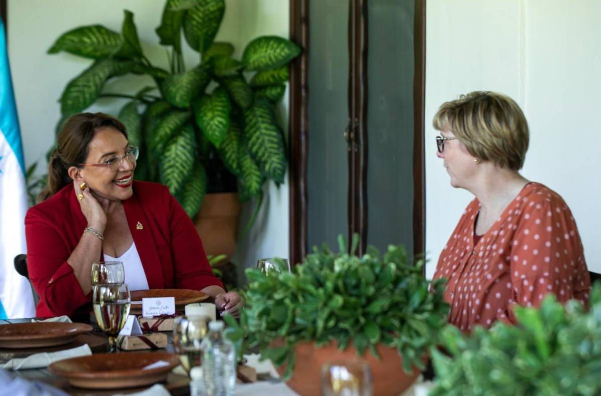 Xiomara Castro y embajadora de EEUU en Honduras estrechan 'relaciones cordiales'
