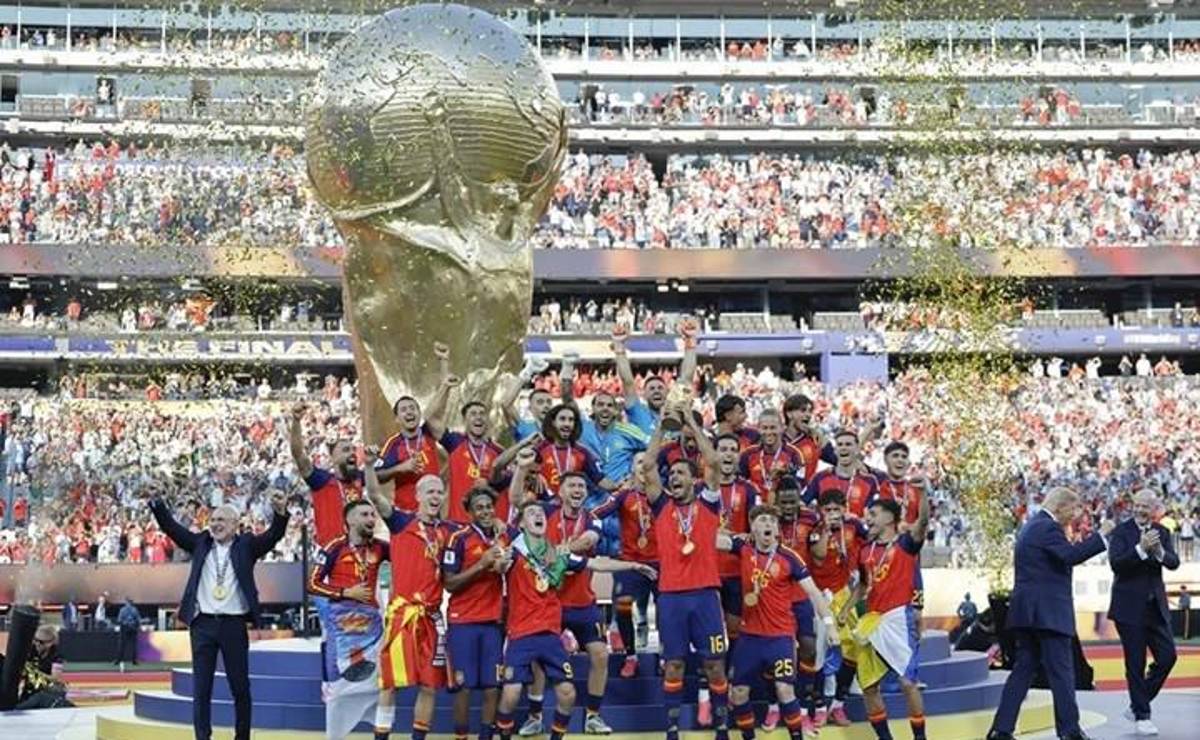 Jugadores de España celebran con el trofeo del Mundial de la FIFA 2026. EFE/ Lavandeira Jr