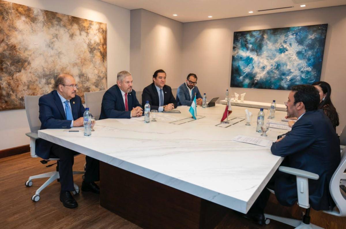 Honduras presenta a delegación de Qatar el proyecto del tren interoceánico