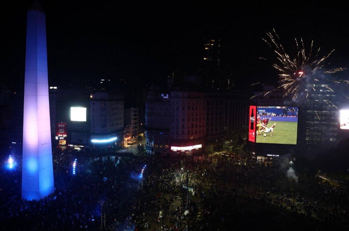 Se prendió la fiesta en el Obelisco de Buenos Aires tras consagración de Argentina en Copa América