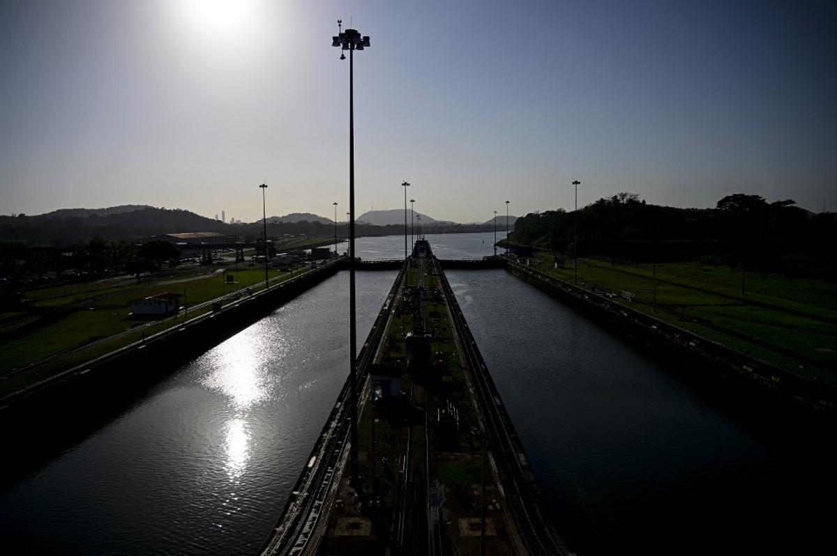 Canal de Panamá espera normalizar tránsito en menos de un año por las lluvias