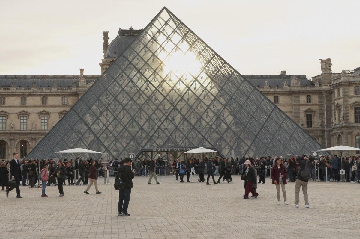Museo Louvre estima en más de US$100 millones el valor de las joyas robadas