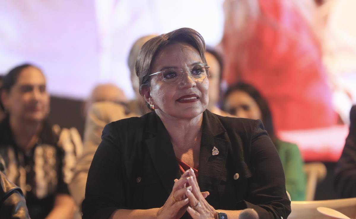<i>Fotografía de archivo del 28 de junio de 2024 de la presidenta de Honduras, Xiomara Castro, durante un acto por el aniversario 15 del golpe de Estado en Honduras, en Tegucigalpa (Honduras). Castro denunció la existencia de un plan destinado a destruir su Gobierno y asestar un nuevo golpe de Estado en el país, y condenó todo tipo de negociación entre narcotraficantes y políticos tras la divulgación de un video que muestra una reunión en 2013 entre su cuñado, Carlos Zelaya, y traficantes de droga. EFE/ Gustavo Amador</i>