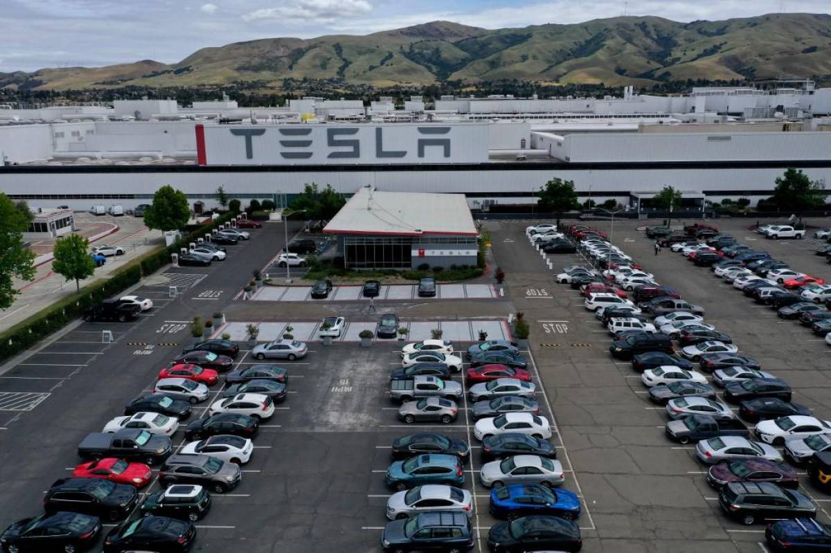 Tesla se dispara en bolsa tras anunciar que fabricará autos más baratos