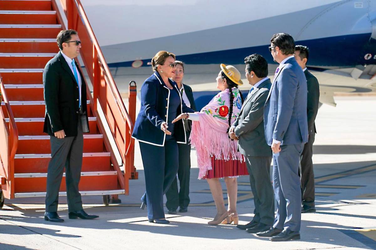 Presidenta de Honduras llega a Bolivia en el inicio de los festejos por el Bicentenario