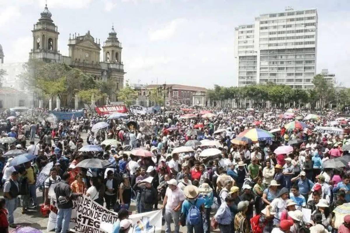 Maestros de Guatemala presionan al Gobierno por aumento de 10 % al salario
