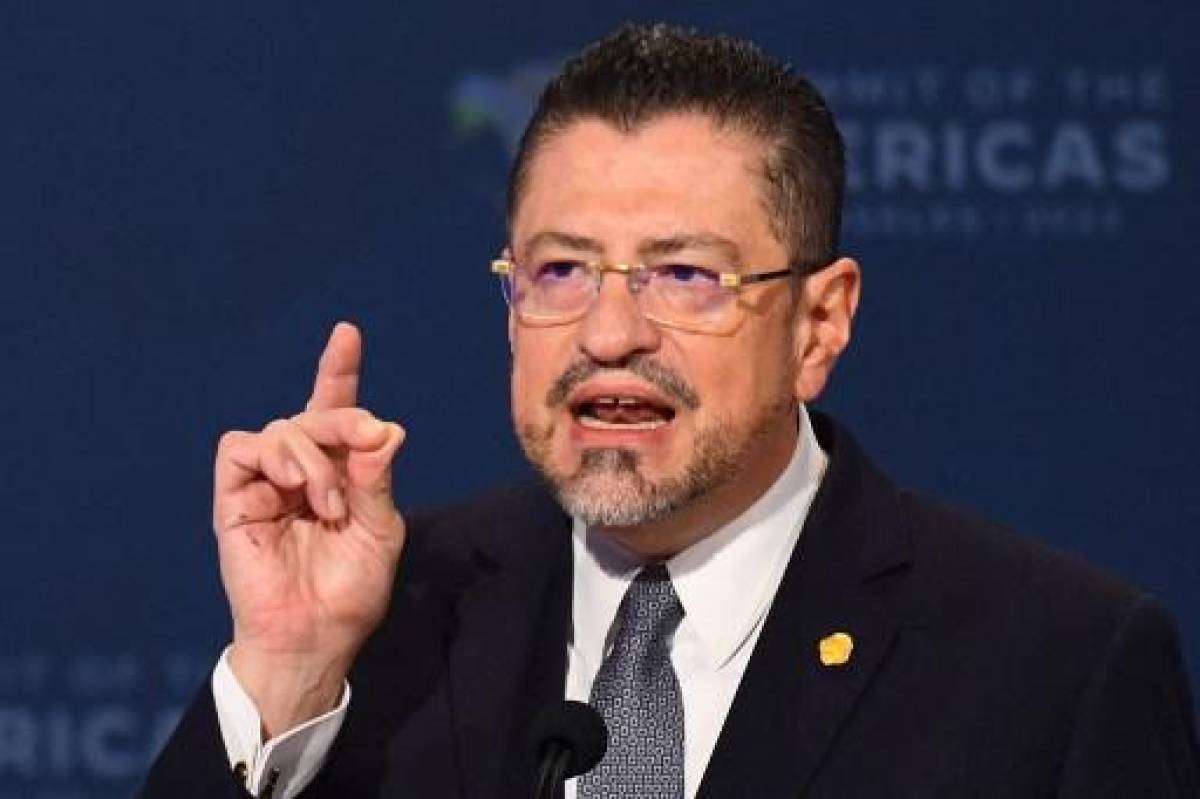 Congreso acusa a presidente de Costa Rica de financiamiento irregular en campaña