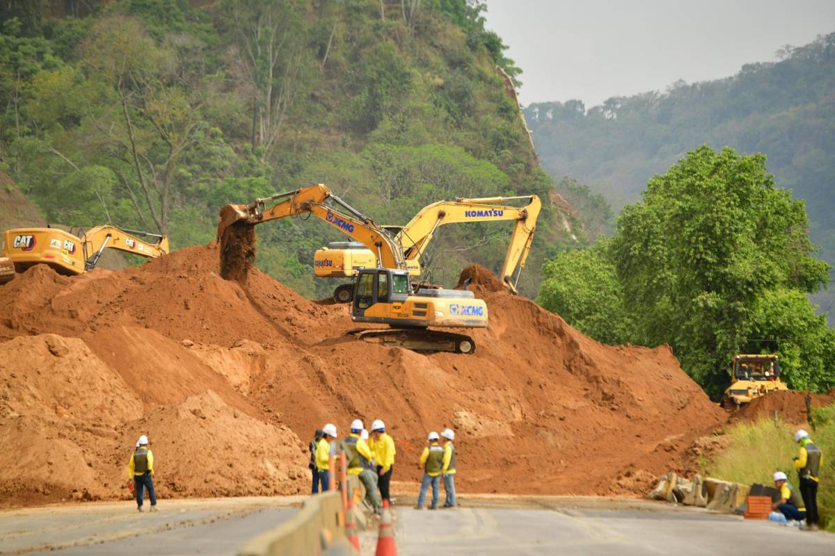 Transporte de carga en El Salvador es afectado por derrumbe en carretera