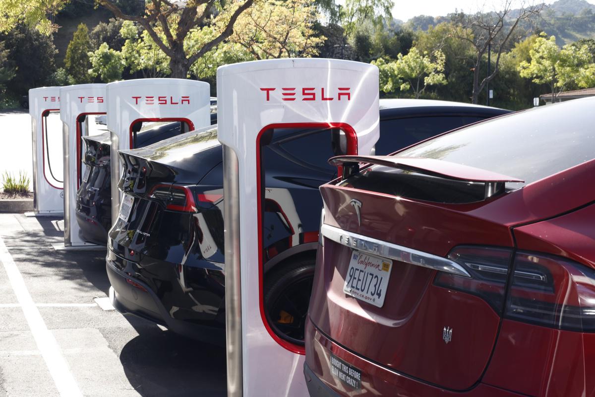 Tesla sigue con problemas: bajas ventas, peleas de Musk con Trump y el fin de los créditos