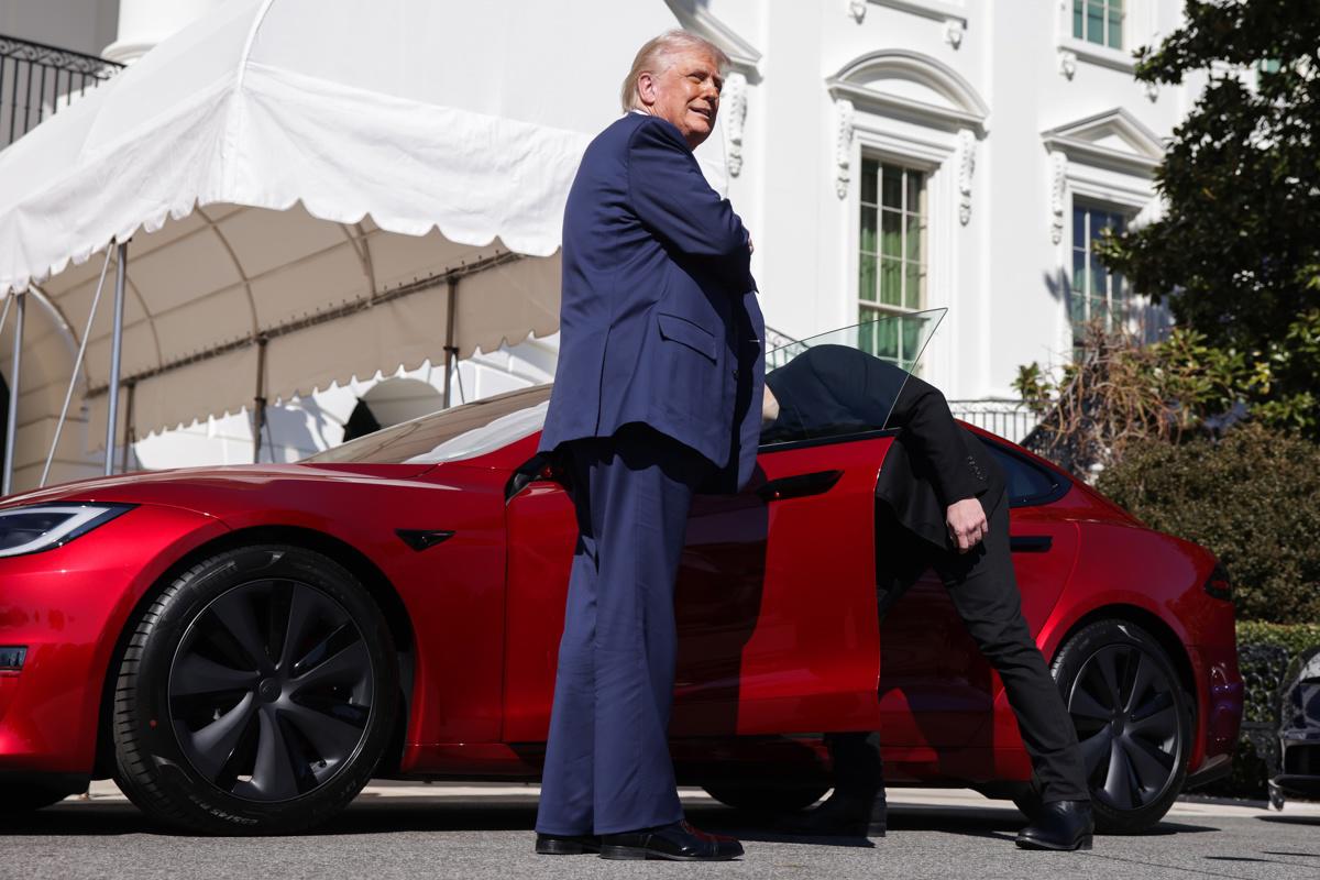 Donald Trump sale en defensa de Tesla