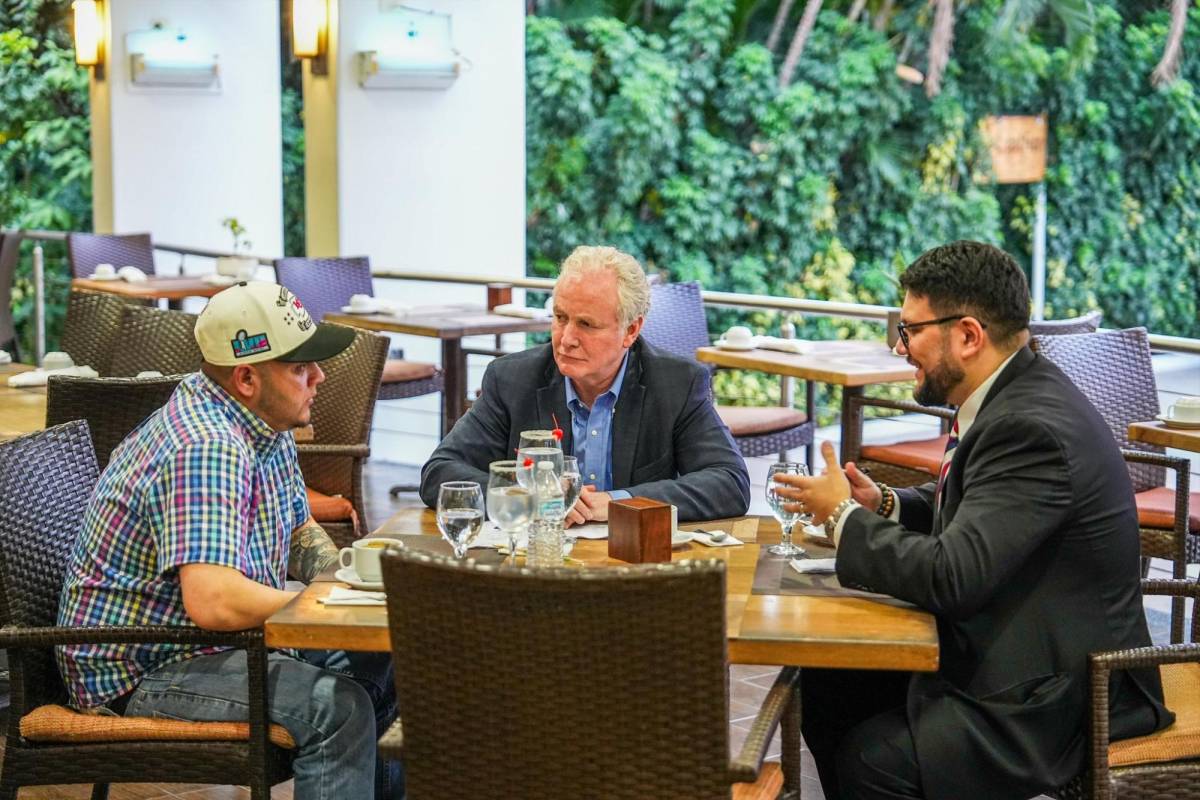 Senador estadounidense se reúne con el salvadoreño Kilmar Ábrego