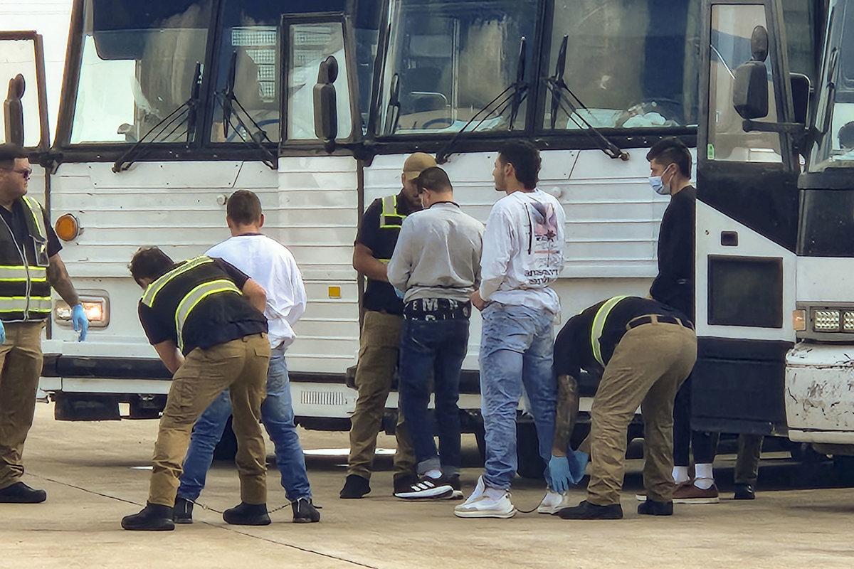 Jueza federal de EEUU bloquea deportaciones rápidas de migrantes