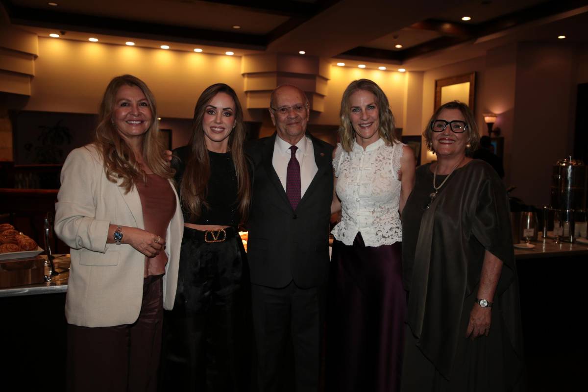 <i>El empresario Monge Calderón junto a su familia, a quienes reconoció como pilar de su éxito. (Foto: José Carlos Flores-E&amp;N)</i>