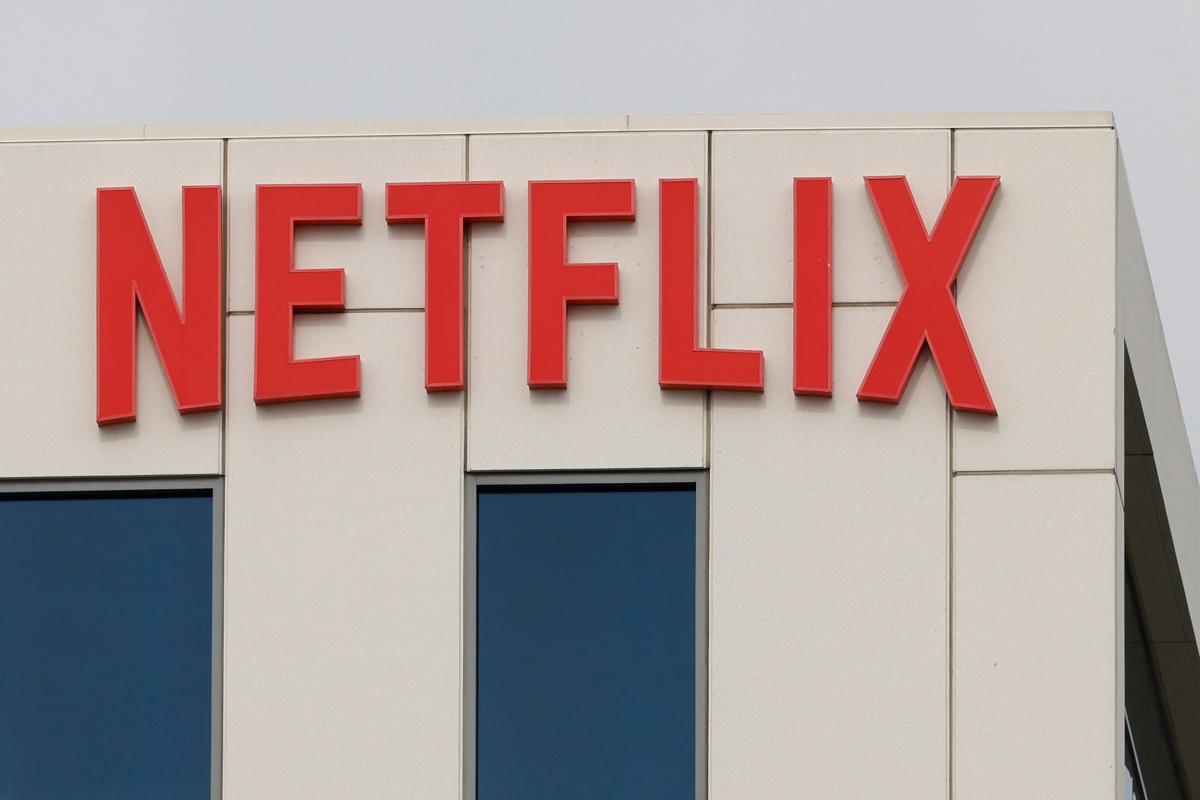Golpe a Netflix en Wall Street tras anunciar compra de Warner Bros. Discovery
