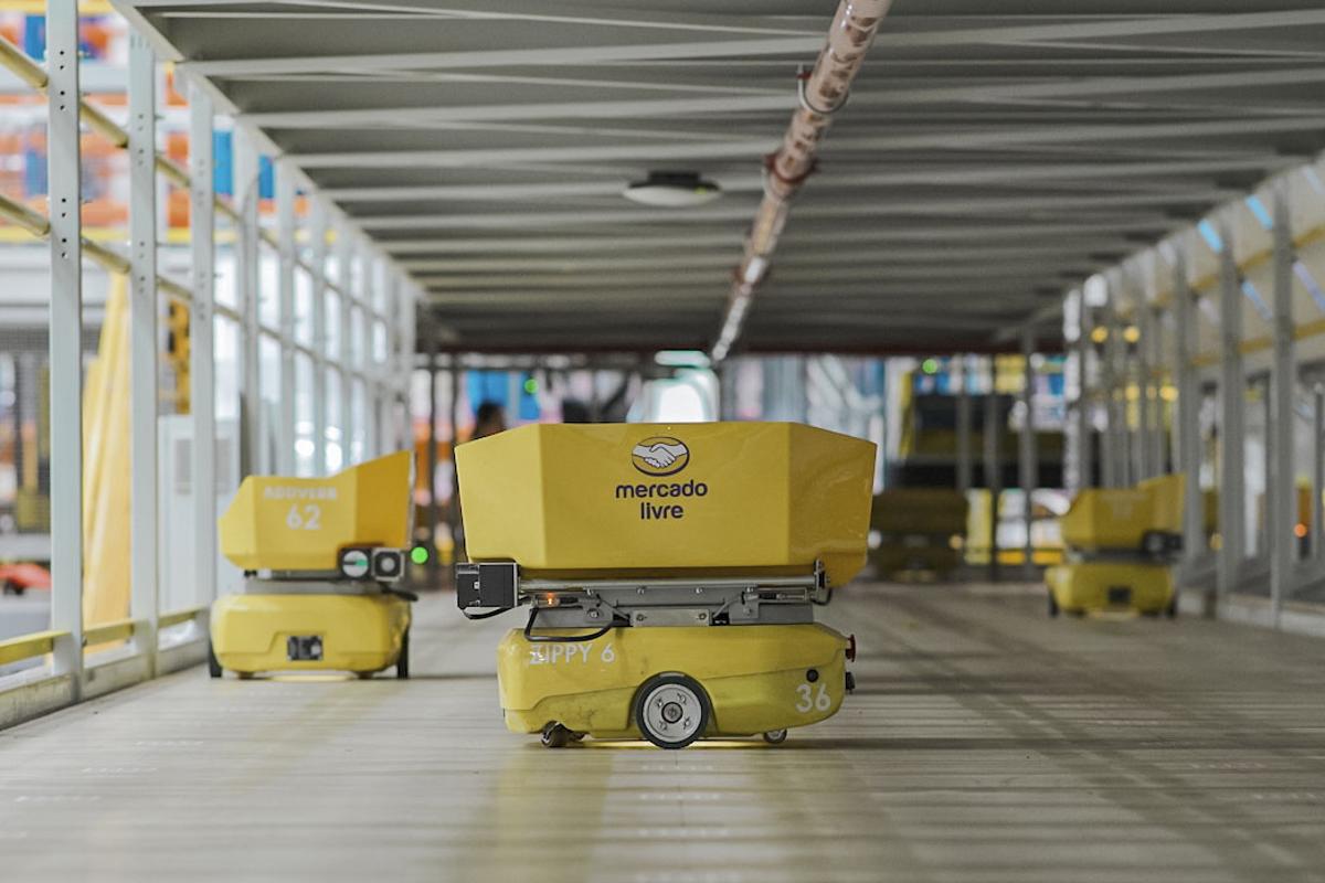 MercadoLibre usa robots para organizar productos en sus centros de distribución en Brasil