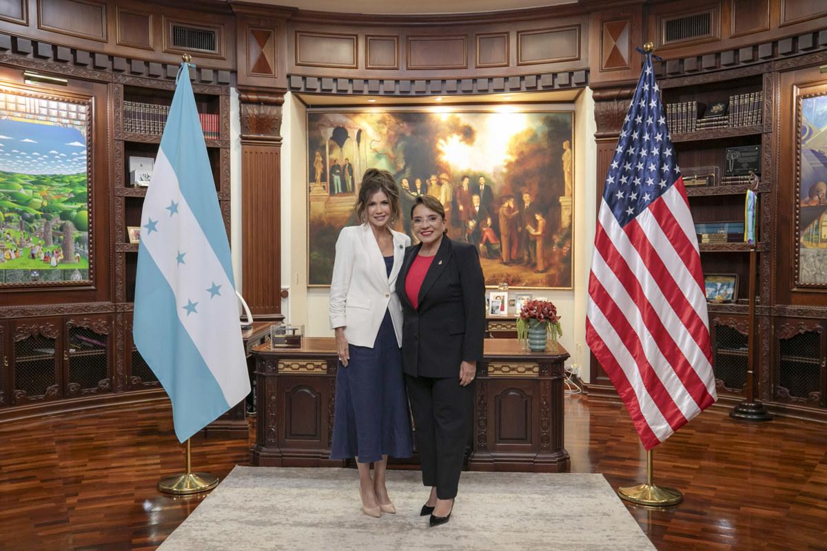 Presidenta de Honduras con Kristi Noem: abordó protección de migrantes en EEUU y pidió ampliación del TPS