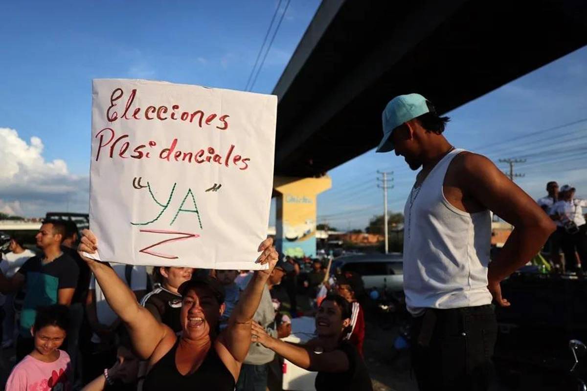 Miles de personas reciben a la caravana de Machado tras su esperado regreso a Venezuela