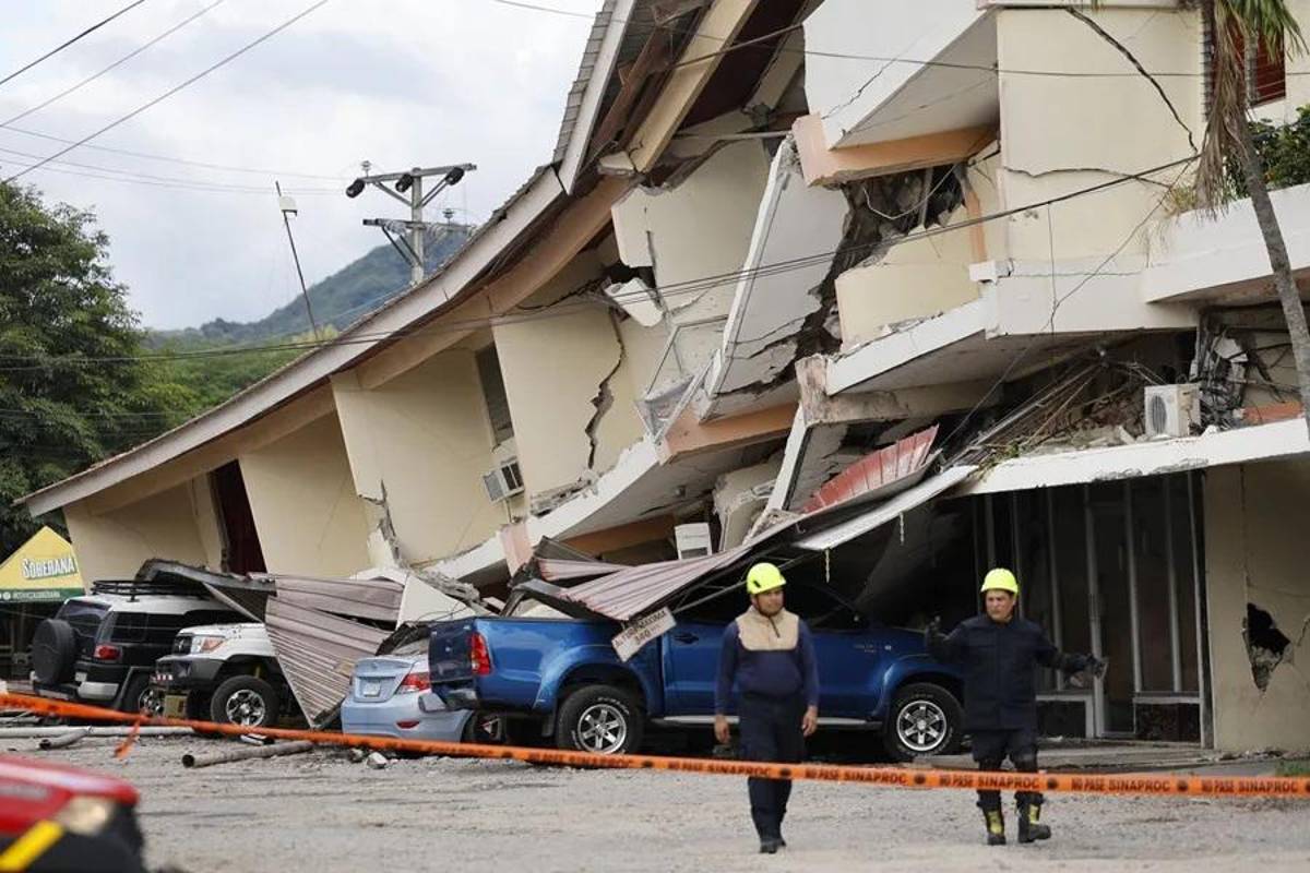 <i>Socorristas caminan frente a una edificación afectada por el terremoto de magnitud 7,7 que sacudió el sureste de Panamá, en Penonomé (Panamá). EFE/ Bienvenido Velasco</i>