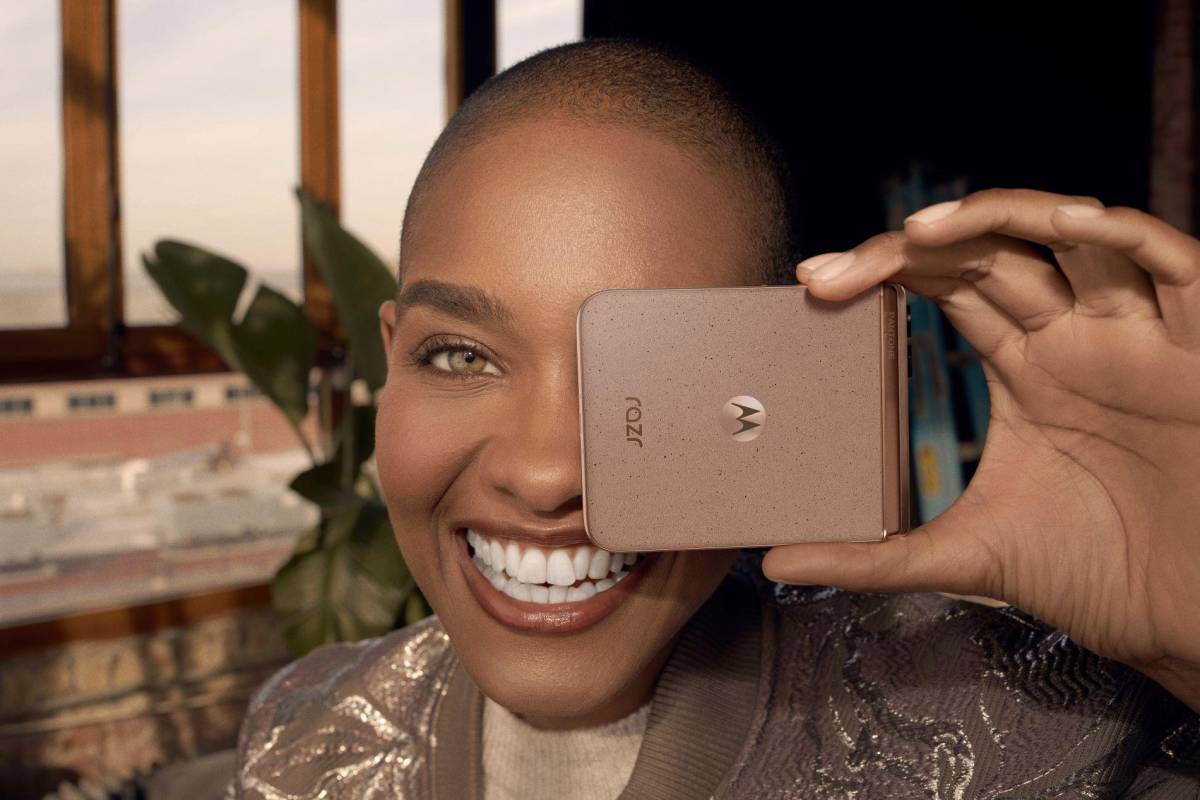Los celulares de color se imponen ante el clasico negro y sus variantes