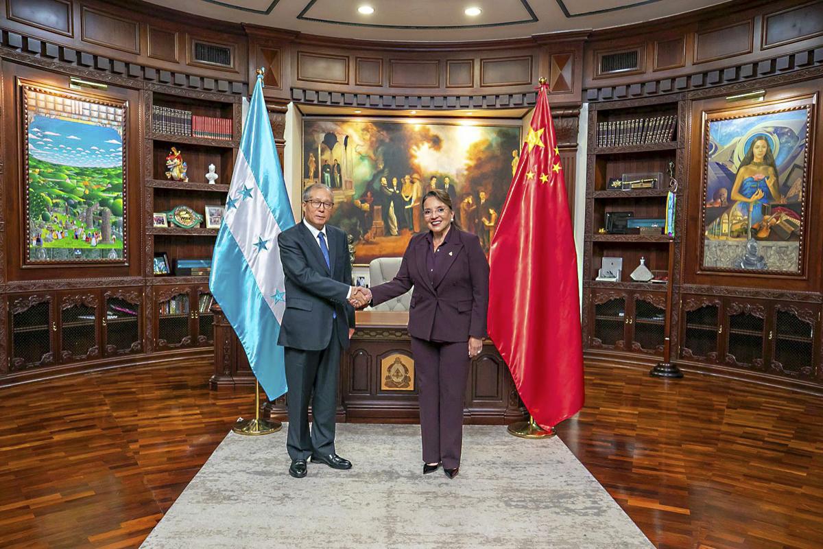 Presidenta de Honduras habla de cooperación con vicepresidente de Asamblea Popular China