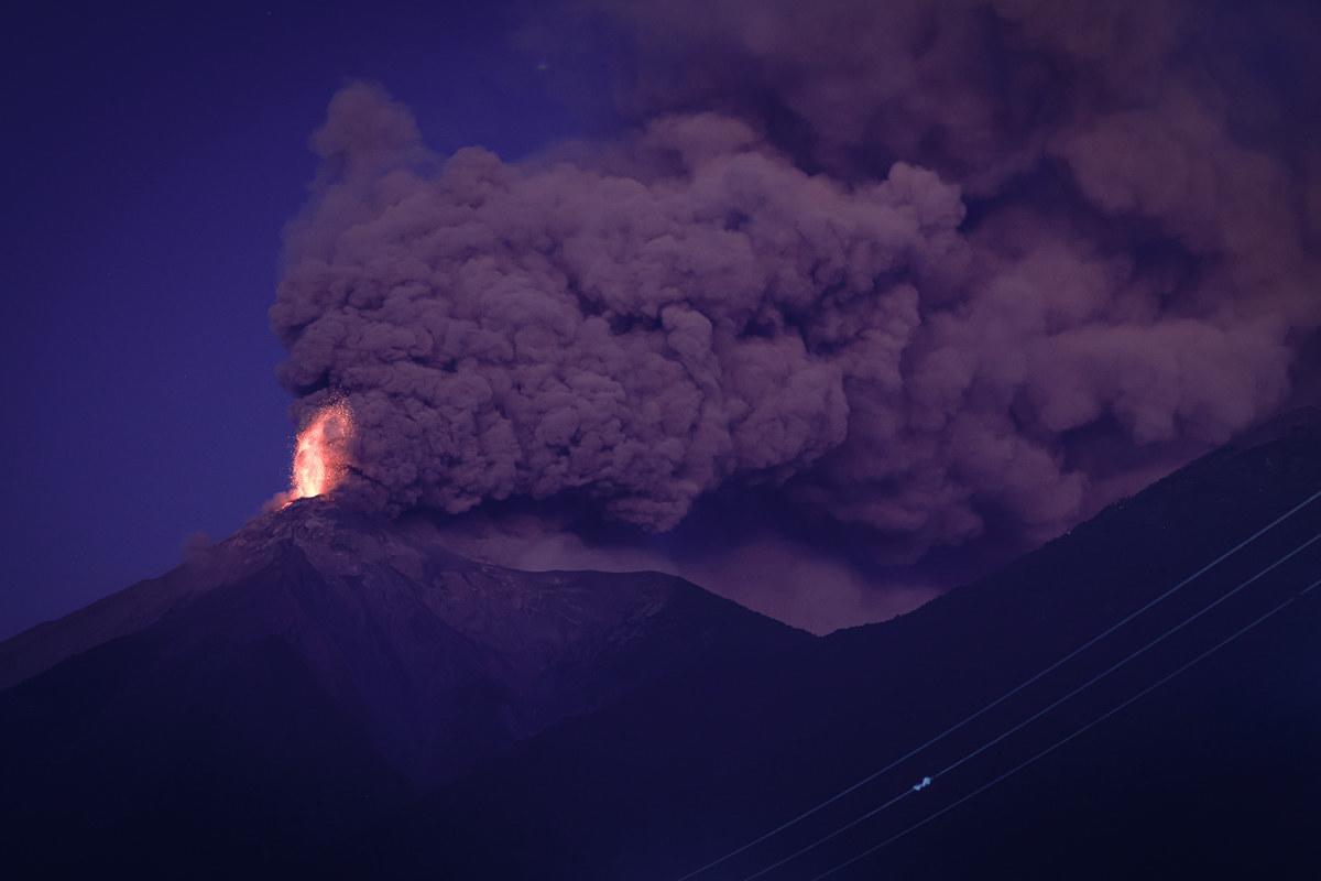 Recomiendan evacuar a 30.000 guatemaltecos por erupción del volcán de Fuego