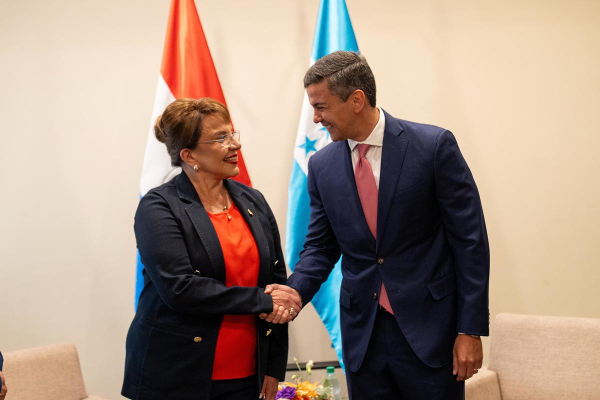 Presidentes de Honduras y Paraguay hablan en Montevideo de integración, la OEA y la Celac