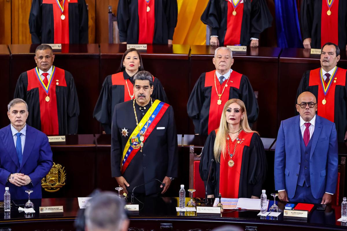 Venezuela: Nicolás Maduro jura como presidente, oposición acusa de consumar 'Golpe de Estado'