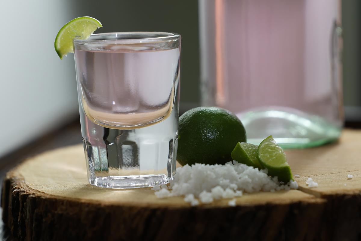 Tequila rosado con jamaica: la innovación mexicana que da vuelta al mundo