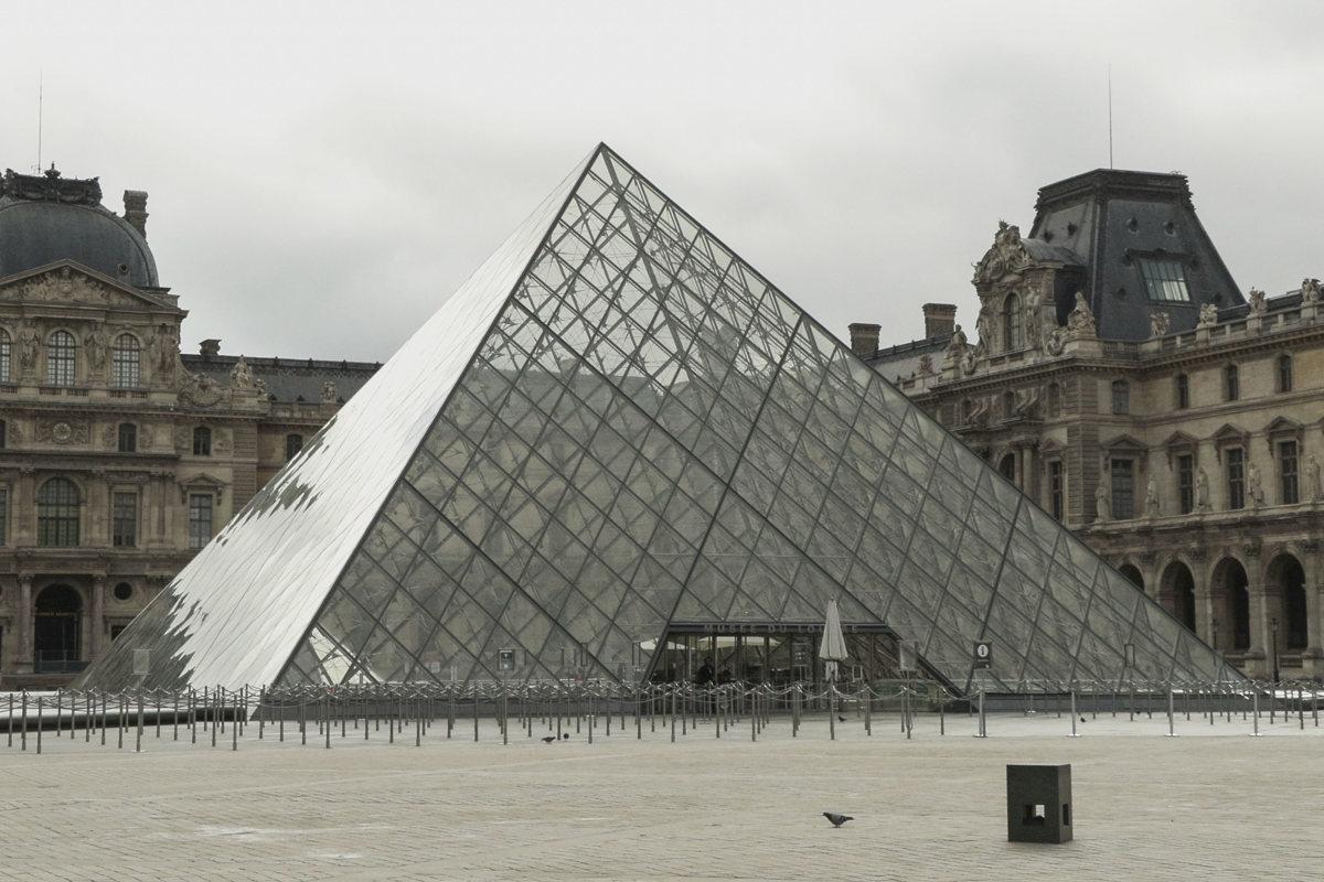 Museo Louvre sigue cerrado tras el 'robo digno de James Bond'