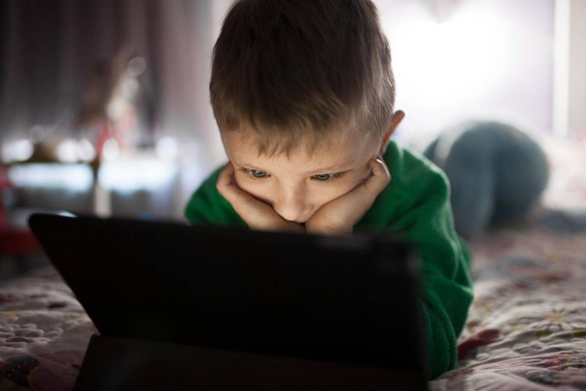 Cómo los algoritmos moldean el mundo digital de los niños
