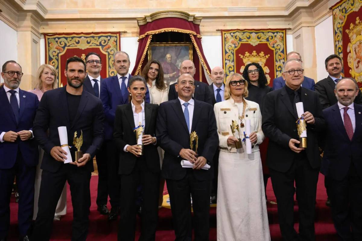 Camilo Atala recibe el Premio Iberoamericano ASICOM por su aporte empresarial y social
