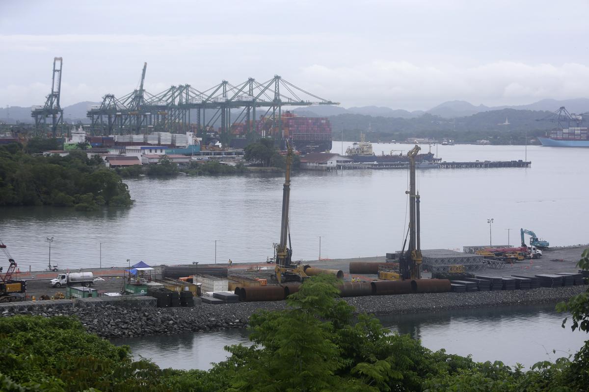 Presidente de Panamá denuncia millonario sobrecosto en obras del cuarto puente sobre Canal
