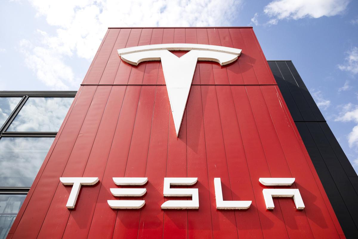 Elon Musk anuncia que Tesla desplegará 10 'robotaxis' en Austin