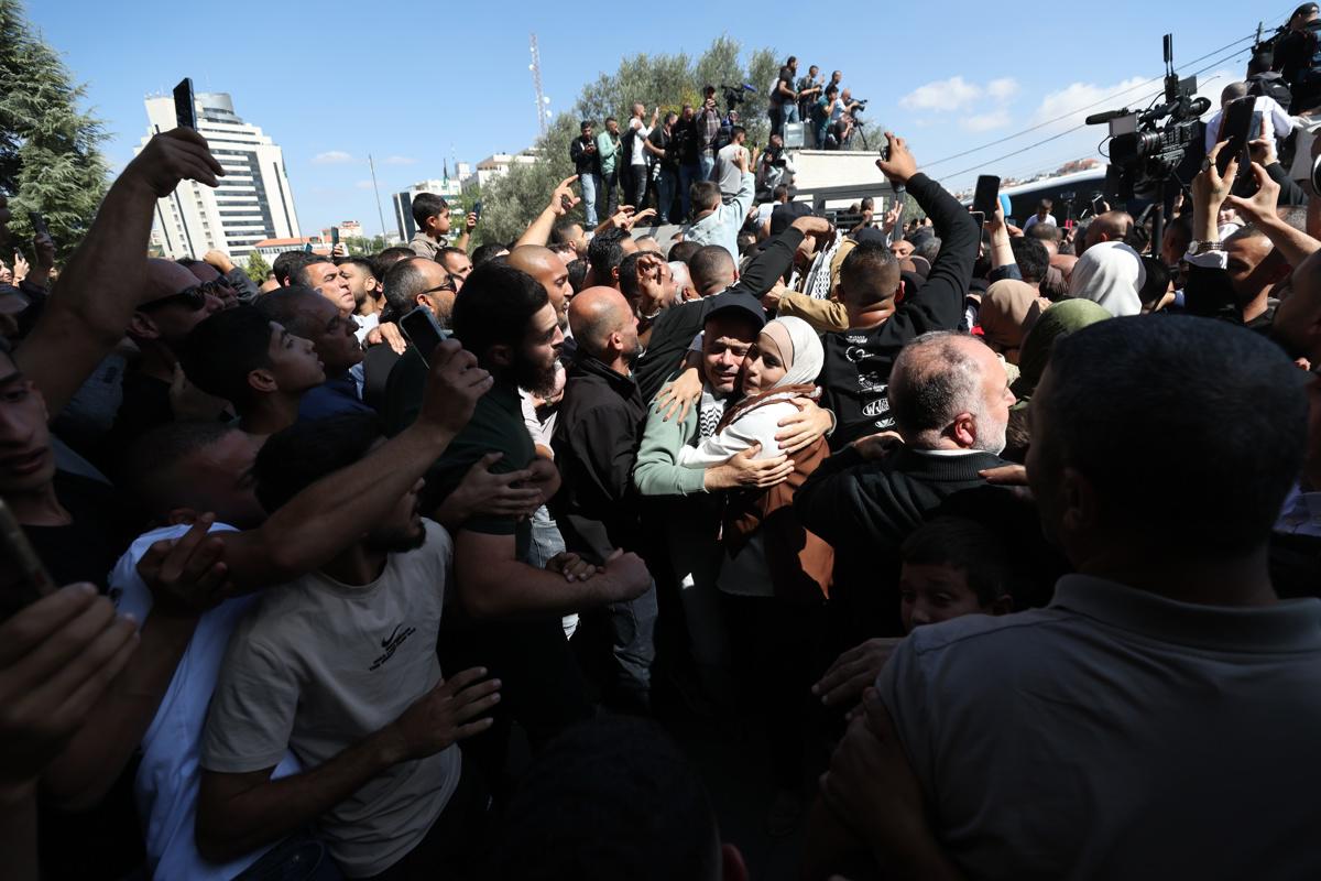 Exprisioneros palestinos celebran regreso a la libertad tras el alto el fuego en Gaza