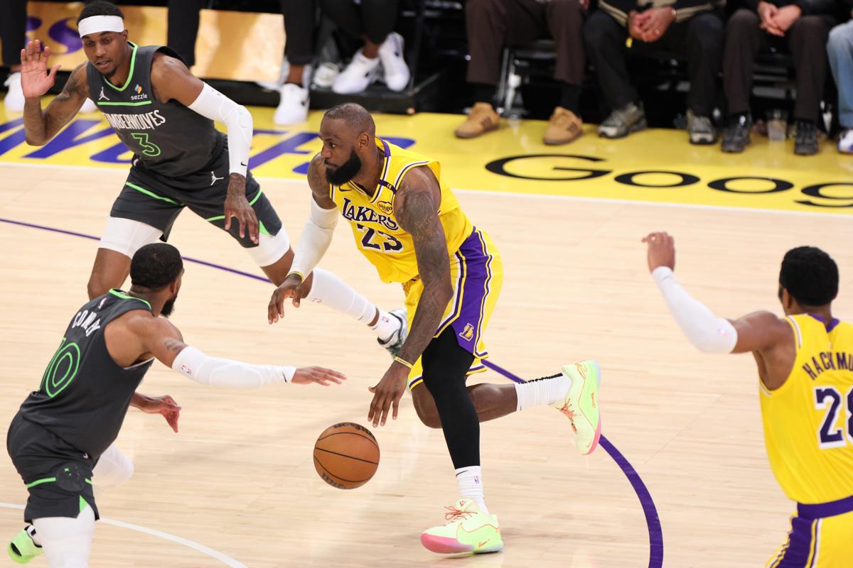 LeBron James ejerce su opción de jugador y renueva por US$52,6 millones con Lakers