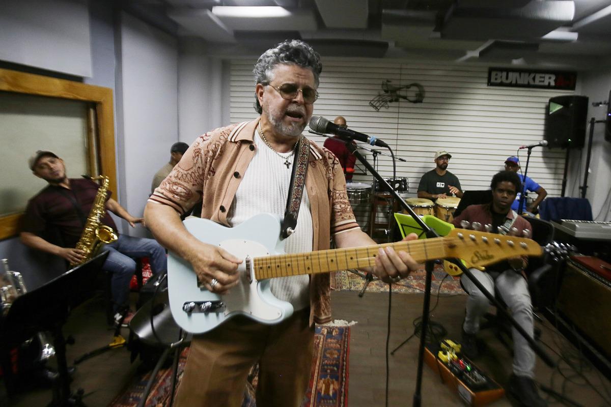 Nicaragüense Luis Enrique dice que la salsa sigue más viva que nunca